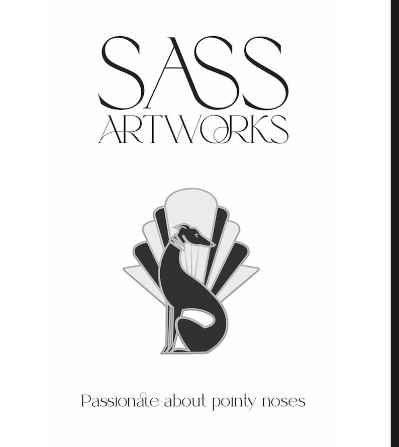 Pode incluir: Logotipo preto e branco da Sass Artworks com um c&atilde;o galgo estilizado sentado em frente a um design em forma de leque. O texto "Passionate about pointy noses" est&aacute; abaixo do logotipo.