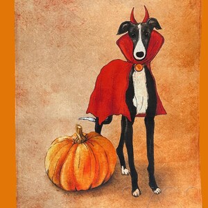 Könnte beinhalten: Ein schwarz-weißer Hund, der als Teufel mit roten Hörnern und einem roten Umhang verkleidet ist, steht neben einem orangefarbenen Kürbis auf braunem Hintergrund.