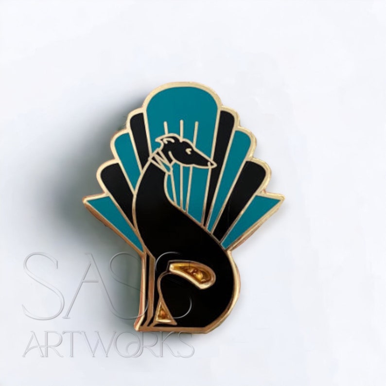 Pode incluir: Um broche de esmalte preto e dourado com um c&atilde;o galgo estilizado sentado em frente a um leque art d&eacute;co azul-turquesa e preto.