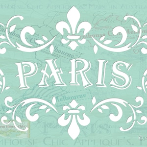 Op de afbeelding: Witte sjabloon met het woord "PARIS" in een decoratief lettertype, omringd door sierlijke bloemmotieven en een fleur-de-lis boven en onder. De sjabloon bevindt zich op een lichtblauwe achtergrond met een vintage kaartpatroon.
