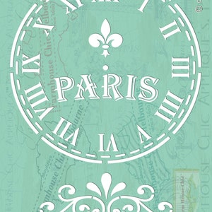 Op de afbeelding: Witte stencil van een wijzerplaat met Romeinse cijfers en het woord "PARIS" in het midden. De wijzerplaat is omgeven door een decoratieve rand. De stencil is op een lichtblauwe achtergrond.