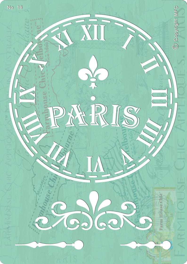 Op de afbeelding: Witte stencil van een wijzerplaat met Romeinse cijfers en het woord "PARIS" in het midden. De wijzerplaat is omgeven door een decoratieve rand. De stencil is op een lichtblauwe achtergrond.
