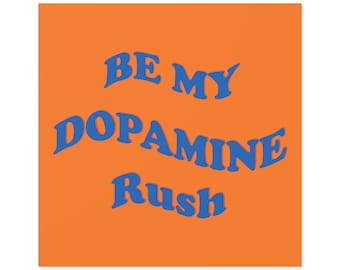 Può includere: Quadrato arancione con le parole "BE MY DOPAMINE Rush" in blu, con un font in stile retrò. Il testo è centrato sullo sfondo arancione. Il design è semplice e audace, con un'atmosfera giocosa ed energica.