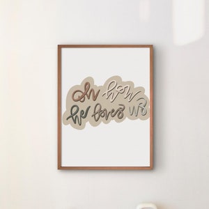 Könnte beinhalten: Ein gerahmter Druck mit dem Text "Oh how he loves us" in einem braunen, beige und grauen Farbschema. Der Druck hängt an einer weißen Wand über einer Kommode aus Holz mit einer weißen Uhr und einer kleinen Keramikvase.