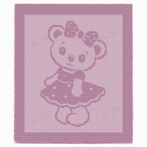 Op de afbeelding: Een gebreide babydeken in roze tinten heeft een herhalend patroon van een beer met een strik. De deken heeft een rand en de tekst "HitsKnits" is zichtbaar in de hoeken. De deken is waarschijnlijk gemaakt van zacht garen.