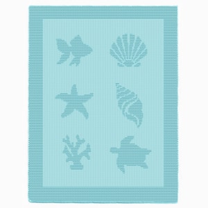 Peut inclure: Une serviette de plage bleu clair avec un motif répété de créatures marines, dont un poisson, un coquillage, une étoile de mer, un coquillage, du corail et une tortue. La serviette a une bordure rayée.