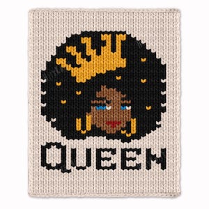 Puede incluir: Un cuadrado tejido con un retrato pixelado de una mujer con cabello negro, ojos azules y labios rojos, con una corona dorada. La palabra "QUEEN" se muestra en letras negras debajo. El fondo es de color crema.