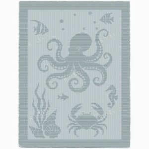 Könnte beinhalten: Eine hellblaue Strickdecke mit einem wiederkehrenden Muster aus einem Oktopus, einer Krabbe, einem Seepferdchen und Fischen. Der Text "HITSKNITS" ist im Design sichtbar. Die Decke hat einen strukturierten Rand und eine durchgehend hellblaue Farbe.