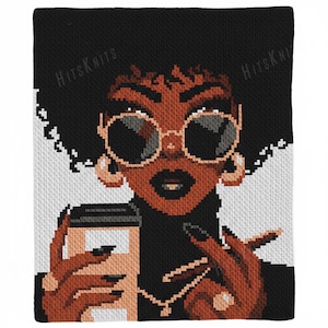 Puede incluir: Arte de ganchillo en blanco y negro que representa a una mujer con gafas de sol grandes, pendientes de aro y un cuello alto negro. Sostiene una taza de café y un cigarrillo. El texto "Hits Knits" es visible.