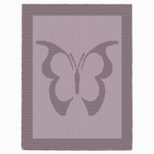 Peut inclure: Une couverture rectangulaire en tricot mauve et grise. Elle présente un motif de papillon au centre, souligné de gris foncé. La bordure est gris foncé avec des rayures horizontales.