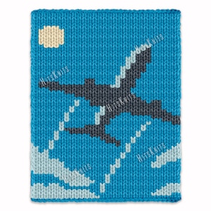 Könnte beinhalten: Blaues Strickquadrat mit einem Design eines Flugzeugs, das durch den Himmel fliegt. Das Flugzeug ist grau und schwarz, mit weißen Wolken und einer gelben Sonne. Der Text "HitsKnits" ist im Design wiederholt.