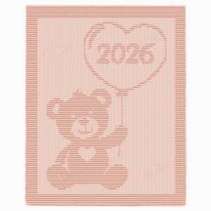 Può includere: Una coperta lavorata a maglia rosa chiaro con un orsacchiotto che tiene in mano un palloncino a forma di cuore con l'anno "2026". La coperta ha un bordo a righe e un motivo ripetuto del nome del marchio. L'orsacchiotto e il palloncino sono di una tonalità di rosa più scura.