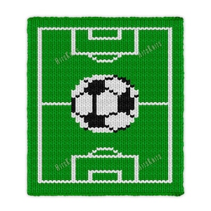 Pode incluir: Um quadrado verde tricotado com um desenho de campo de futebol com linhas brancas e uma bola de futebol no centro. A bola de futebol é preta e branca. As palavras "HitsKnits" são visíveis em branco nas laterais.