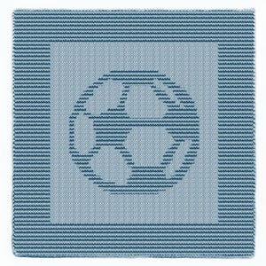 Peut inclure: Une couverture tricotée bleu clair avec un motif de ballon de football bleu foncé. La couverture est carrée, avec une bordure à rayures horizontales. Le ballon de football est au centre.