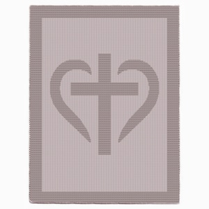 Könnte beinhalten: Eine rechteckige, hellmauve Decke mit einem Herz- und Kreuz-Design. Die Herzform umgibt das Kreuz, beide in einer dunkleren Mauve-Farbe. Die Decke hat ein strukturiertes Aussehen und einen dunkleren Mauve-Rand.