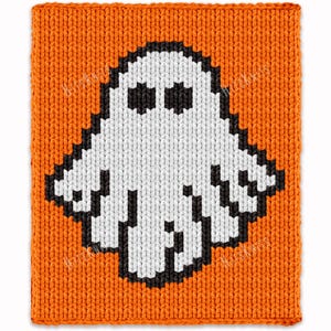 Può includere: Un pezzo di tessuto lavorato a maglia quadrato con una grafica di un fantasma bianco con occhi neri e un contorno nero, su uno sfondo arancione vibrante. La trama mostra un chiaro motivo a maglia su tutta la superficie del quadrato.