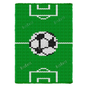 Pode incluir: Um campo de futebol verde tricotado com linhas e balizas brancas. Uma bola de futebol preta e branca está centrada no campo. O texto "HitsKnits" é visível na imagem.