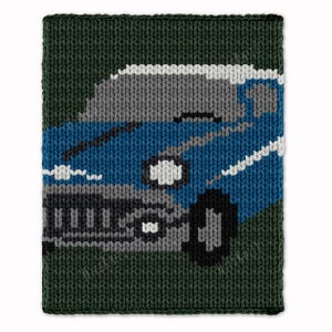 Könnte beinhalten: Eine gestrickte Decke mit einem blauen Autodesign. Das Auto hat graue und weiße Akzente, einen schwarzen Reifen und einen grauen Kühlergrill. Der Hintergrund ist dunkelgrün und die Decke besteht aus einem weichen, strukturierten Material.