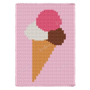 Peut inclure: Un carré rose tricoté avec un motif de cornet de glace. La glace a trois boules : rose, blanche et marron, sur un cornet beige. Le fond est de couleur rose uni, et le motif est réalisé avec une texture tricotée.