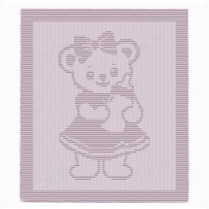 Könnte beinhalten: Eine hellviolette Babydecke aus Strick mit einem Bärenmuster. Der Bär trägt eine Schleife und ein Kleid. Die Decke hat einen gestreiften Rand und besteht aus weichem, strukturiertem Material. Das Bärenmuster ist in einem dunkleren Violettton gehalten.