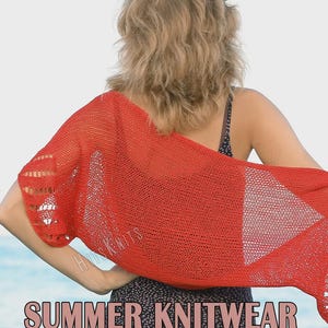 K&ouml;nnte beinhalten: Ein leuchtend roter Strickbolero aus Spitze mit einem durchbrochenen Muster. Der Text auf dem Bild lautet: Lace Knit Shrug, easy row-by-row pattern, SUMMER KNITWEAR, BEGINNER FRIENDLY und HITS KNITS. Ein kleines kreisf&ouml;rmiges Logo unten zeigt bunte Wollkn&auml;uel.