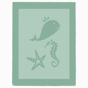 Puede incluir: Una manta verde agua con un diseño de ballena, caballito de mar y estrella de mar. La manta tiene un borde a rayas y un aspecto texturizado. Las siluetas de la vida marina son de un tono verde más claro.
