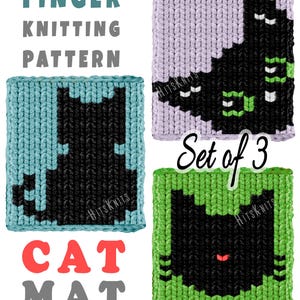Puede incluir: Un conjunto de tres patrones de tejido con los dedos cuadrados con diseños de gatos. Una alfombrilla es azul claro con un gato negro, una es morado claro con un gato negro y una es verde brillante con una cara de gato negro. Texto FINGER KNITTING PATTERN CAT MAT Set of 3.