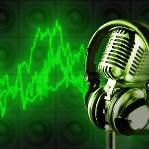 Op de afbeelding: Een vintage zilveren microfoon en koptelefoon tegen een groene achtergrond met een golfvormige grafiek. De microfoon is voor de koptelefoon geplaatst, wat duidt op audio-opname of muziekproductie.