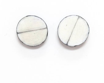 Ronde witte pil Stud Oorbellen--medische juwelen