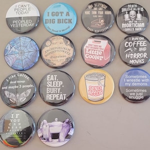 Może przedstawiać: Zbiór szesnastu okrągłych przypinek z różnymi humorystycznymi i gotyckimi wzorami. Przypinki zawierają frazy takie jak "I can't people today" i "Eat. Sleep. Bury. Repeat.", a także inne dziwaczne grafiki i teksty.