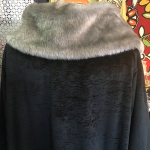 C-Black Crushed Velvet 1950s Swing Coat with Faux Fur Gray Collar image 2