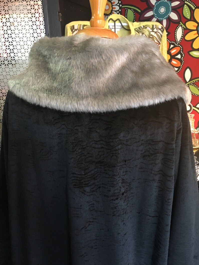 C-Black Crushed Velvet 1950s Swing Coat with Faux Fur Gray Collar image 2