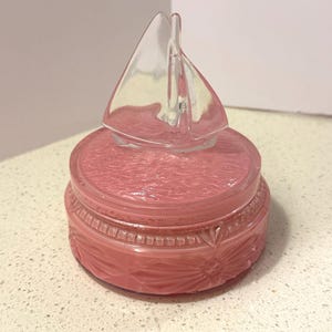Caja para polvos de vidrio con diseño Art Decó de la década de 1930, pintada al revés, de color rosa, con tapa de velero de vidrio