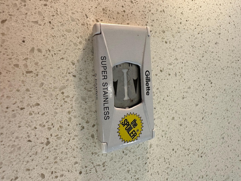 Aparelho de barbear ajustável Gillette Fatboy dos anos 1960, com estojo e lâminas extras com spoiler. imagem 7