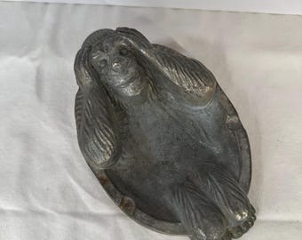 Cenicero de mesa vintage de metal fundido con forma de King Kong/Gorila de la década de 1940.