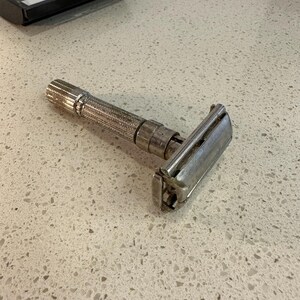 Aparelho de barbear ajustável Gillette Fatboy dos anos 1960, com estojo e lâminas extras com spoiler. imagem 6