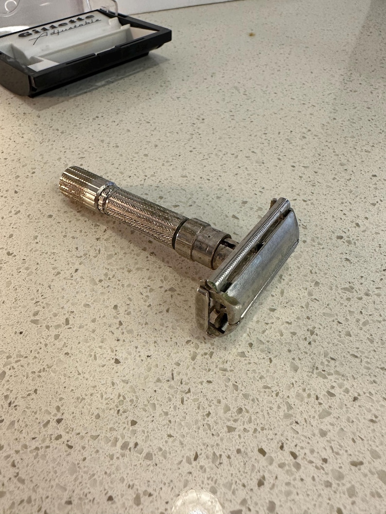 Aparelho de barbear ajustável Gillette Fatboy dos anos 1960, com estojo e lâminas extras com spoiler. imagem 6