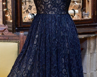 Vestido de renda preto de alta costura desenhado por Madeleine Fauth dos anos 1950