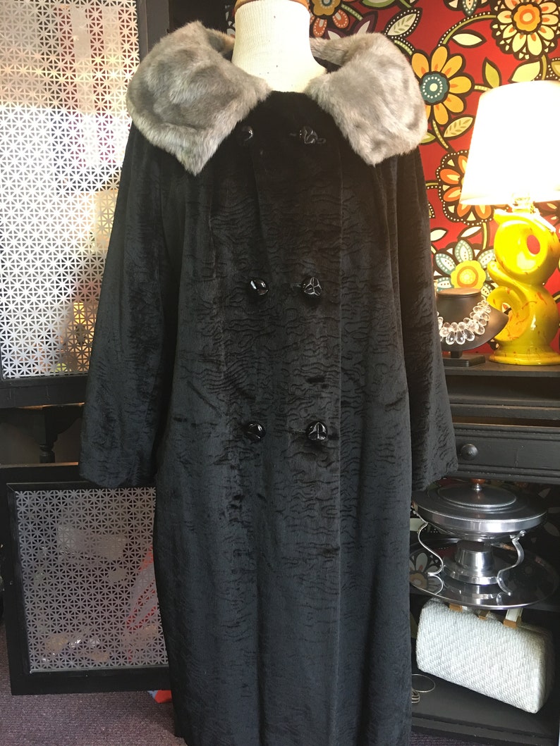 C-Black Crushed Velvet 1950s Swing Coat with Faux Fur Gray Collar image 4