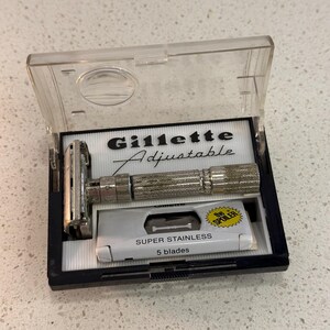 Aparelho de barbear ajustável Gillette Fatboy dos anos 1960, com estojo e lâminas extras com spoiler. imagem 3