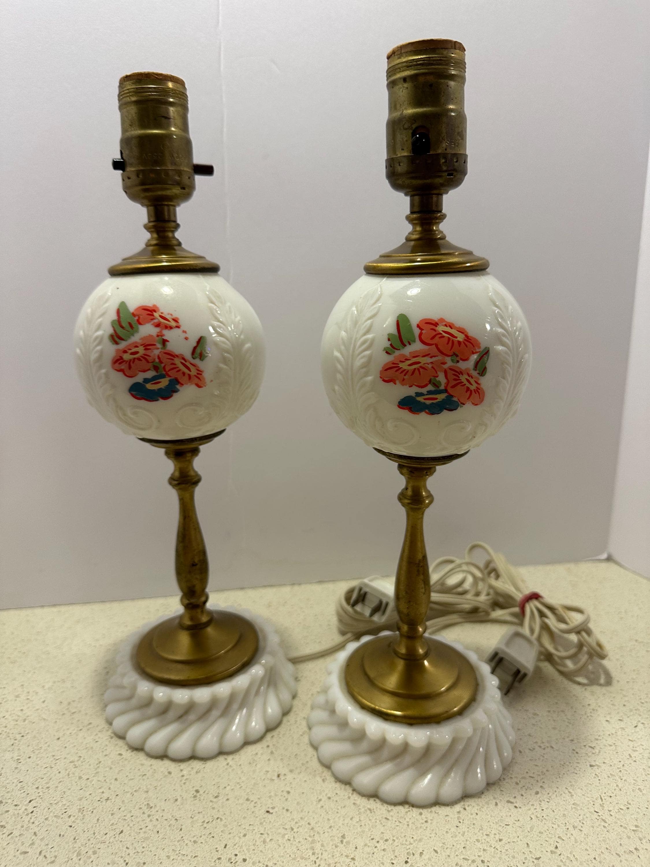 1950年代の美しいミルクガラス製テーブルランプ。手描きの花と金色の