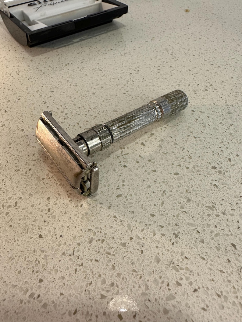 Aparelho de barbear ajustável Gillette Fatboy dos anos 1960, com estojo e lâminas extras com spoiler. imagem 9