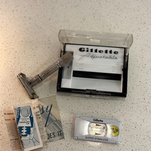 Aparelho de barbear ajustável Gillette Fatboy dos anos 1960, com estojo e lâminas extras com spoiler. imagem 4