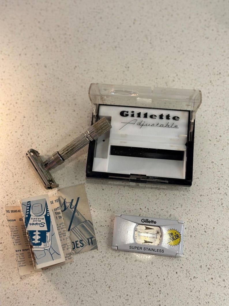 Aparelho de barbear ajustável Gillette Fatboy dos anos 1960, com estojo e lâminas extras com spoiler. imagem 4