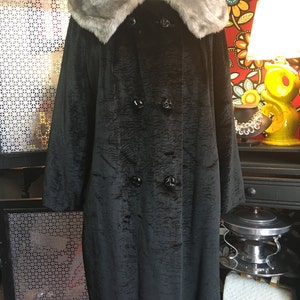 C-Black Crushed Velvet 1950s Swing Coat with Faux Fur Gray Collar image 1