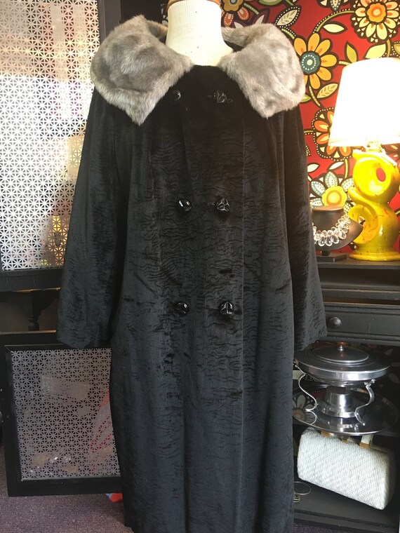 C-Black Crushed Velvet 1950”s Swing Coat with Fau… - image 1