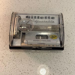 Aparelho de barbear ajustável Gillette Fatboy dos anos 1960, com estojo e lâminas extras com spoiler. imagem 2