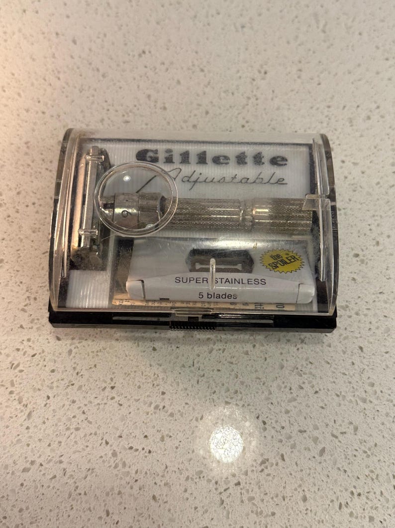 Aparelho de barbear ajustável Gillette Fatboy dos anos 1960, com estojo e lâminas extras com spoiler. imagem 2