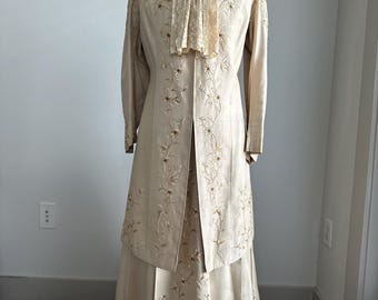 Lindo vestido de casamento ou dia da era eduardiana de 1800, 3 peças, com correntes de margaridas, bordado, seda dourada clara