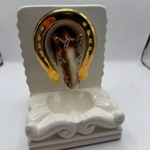 Seltener, großer und schwerer Keramik-Pferdekopf-Aschenbecher aus den 1950er Jahren der MCM-Keramik von Lofisa aus Guadalajara, Mexiko, mit Akzenten aus Karat Gold.